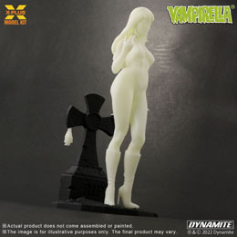 Photo du produit Vampirella figurine Plastic Model Kit 1/8 Vampirella Glow in the Dark Version 23 cm Photo 2